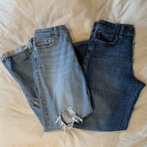 Uniqlo Mid rise Relaxed Tapered Jeans Pair